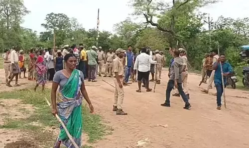Telangana : वन अधिकारियों और आदिवासियों के बीच बहस Telangana : वन अधिकारियों और आदिवासियों के बीच बहस
