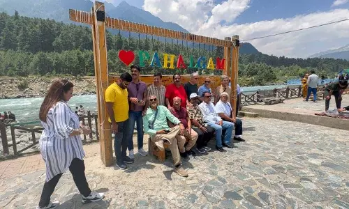 Pahalgam में पर्यटन सामान्य स्थिति की ओर लौट रहा