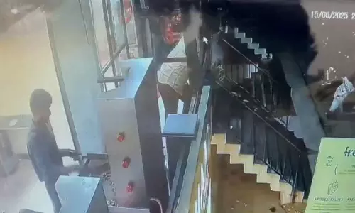 Prayagraj: रेस्टोरेंट के बाहर बम धमाके से फैली दहशत, CCTV फुटेज आया सामने