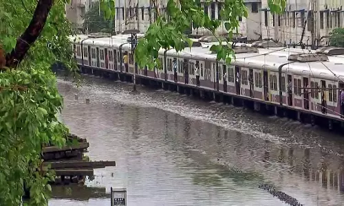 मुंबई में भारी बारिश से यातायात प्रभावित; लोकल ट्रेनें, उड़ानें देरी से चल रही