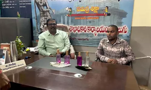 Telangana : मुलुगु डीईओ को शिक्षक से रिश्वत लेते एसीबी ने पकड़ा Telangana : मुलुगु डीईओ को शिक्षक से रिश्वत लेते एसीबी ने पकड़ा