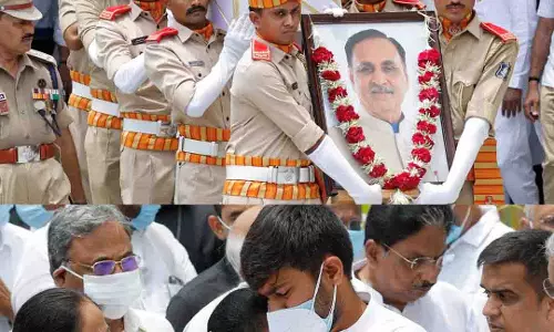 दिवंगत पूर्व मुख्यमंत्री विजय रूपाणी को Ahmedabad में दी गई अंतिम श्रद्धांजलि दिवंगत पूर्व मुख्यमंत्री विजय रूपाणी को Ahmedabad में दी गई अंतिम श्रद्धांजलि