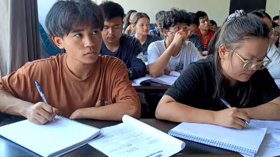 Manipur के छात्रों के लिए परीक्षा तक पहुंच का संकट गहराया Manipur के छात्रों के लिए परीक्षा तक पहुंच का संकट गहराया
