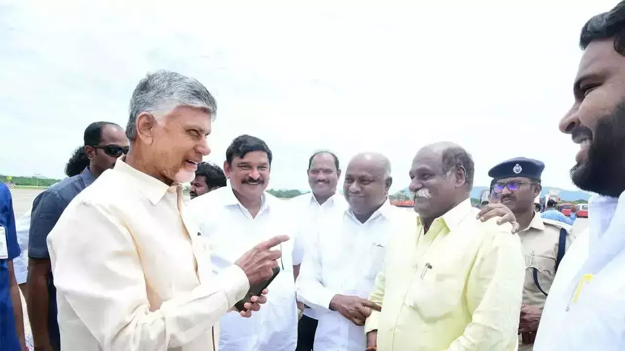अंतर्राष्ट्रीय युवा दिवस कार्यक्रम से पहले मुख्यमंत्री ने RK Beach स्थित मुख्य स्थल का दौरा किया अंतर्राष्ट्रीय युवा दिवस कार्यक्रम से पहले मुख्यमंत्री ने RK Beach स्थित मुख्य स्थल का दौरा किया