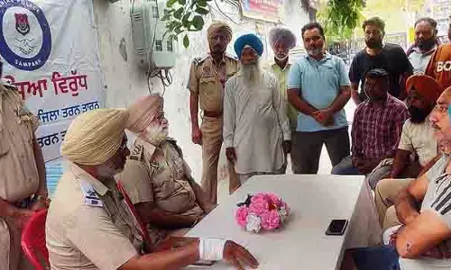 Amritsar: पुलिस ने वाहन चालकों और दुकानदारों से कहा, यातायात नियमों का पालन करें