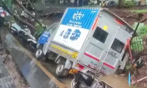 भारी बारिश के बीच नवी मुंबई में सड़क ढह गई भारी बारिश के बीच नवी मुंबई में सड़क ढह गई