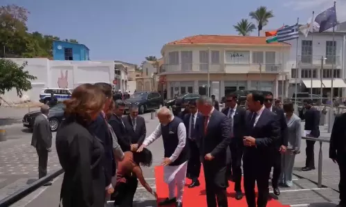 साइप्रस में परिषद सदस्य ने PM मोदी का पारंपरिक भारतीय तरीके से किया स्वागत साइप्रस में परिषद सदस्य ने PM मोदी का पारंपरिक भारतीय तरीके से किया स्वागत