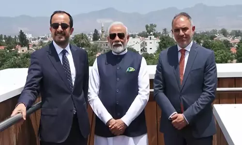 साइप्रस के राष्ट्रपति और PM मोदी ने निकोसिया के निकट तुर्की के कब्जे वाले पहाड़ों का किया दौरा साइप्रस के राष्ट्रपति और PM मोदी ने निकोसिया के निकट तुर्की के कब्जे वाले पहाड़ों का किया दौरा