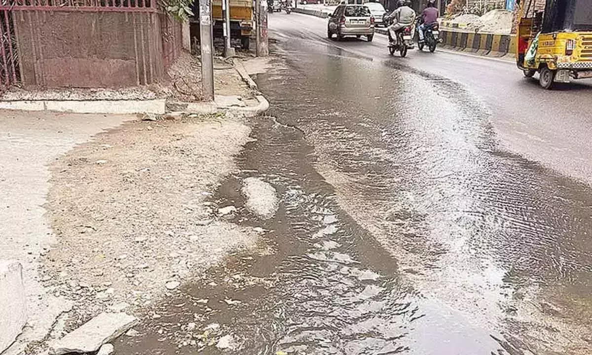 Telangana: निवासियों ने बारहमासी नाले के ओवरफ्लो होने पर हंगामा मचाया