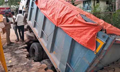 ओवरलोड ट्रक पकड़कर लाई गई थाने, जमीन फाड़कर धंसा वाहन