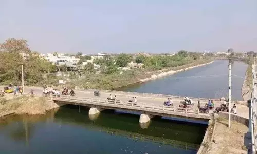 संडागिरी में खतरनाक एसआरएसपी नहर पुल को लेकर मोटर चालक दहशत में संडागिरी में खतरनाक एसआरएसपी नहर पुल को लेकर मोटर चालक दहशत में