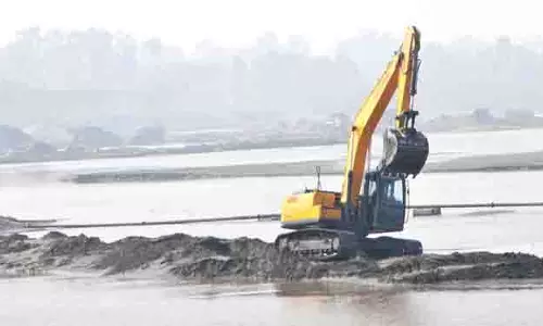 Ajnala में अवैध रेत खनन पर लगाम नहीं, प्रशासन दूसरी तरफ देख रहा Ajnala में अवैध रेत खनन पर लगाम नहीं, प्रशासन दूसरी तरफ देख रहा