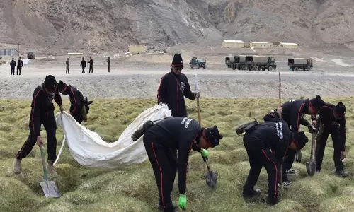 Ladakh: चुशुल में छात्रों और समुदाय के सदस्यों ने स्वच्छता अभियान में भाग लिया