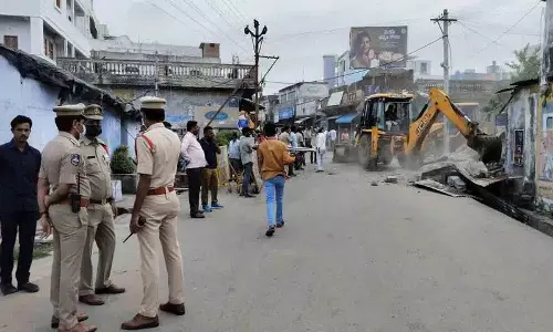 अधिकारियों ने वेमुलावाड़ा में जबरन मकान और दुकानें खाली कराईं