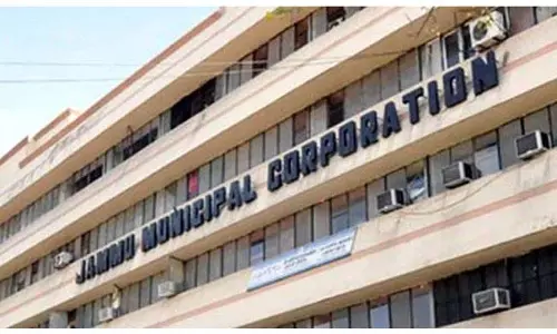 JMC ने सैनिक कॉलोनी में अस्वास्थ्यकर झोपड़ियों को ध्वस्त किया