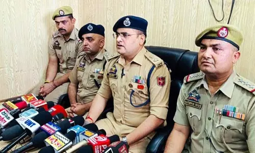 Jammu: दुर्गा नगर में चेन स्नेचिंग का मामला सुलझा, दो आरोपी गिरफ्तार Jammu: दुर्गा नगर में चेन स्नेचिंग का मामला सुलझा, दो आरोपी गिरफ्तार