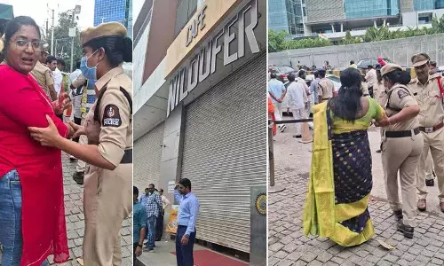 पुलिस ने निलोफर कैफे बंद होने पर ग्राहकों को जबरन बाहर निकाला