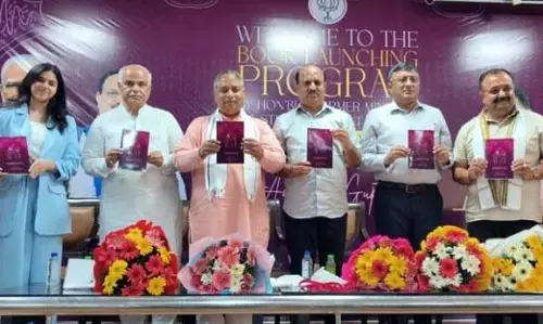 BJP ने युवा लेखिका आक्षरा गुप्ता की कविता पुस्तक ‘एसेंशिया’ का विमोचन किया BJP ने युवा लेखिका आक्षरा गुप्ता की कविता पुस्तक ‘एसेंशिया’ का विमोचन किया
