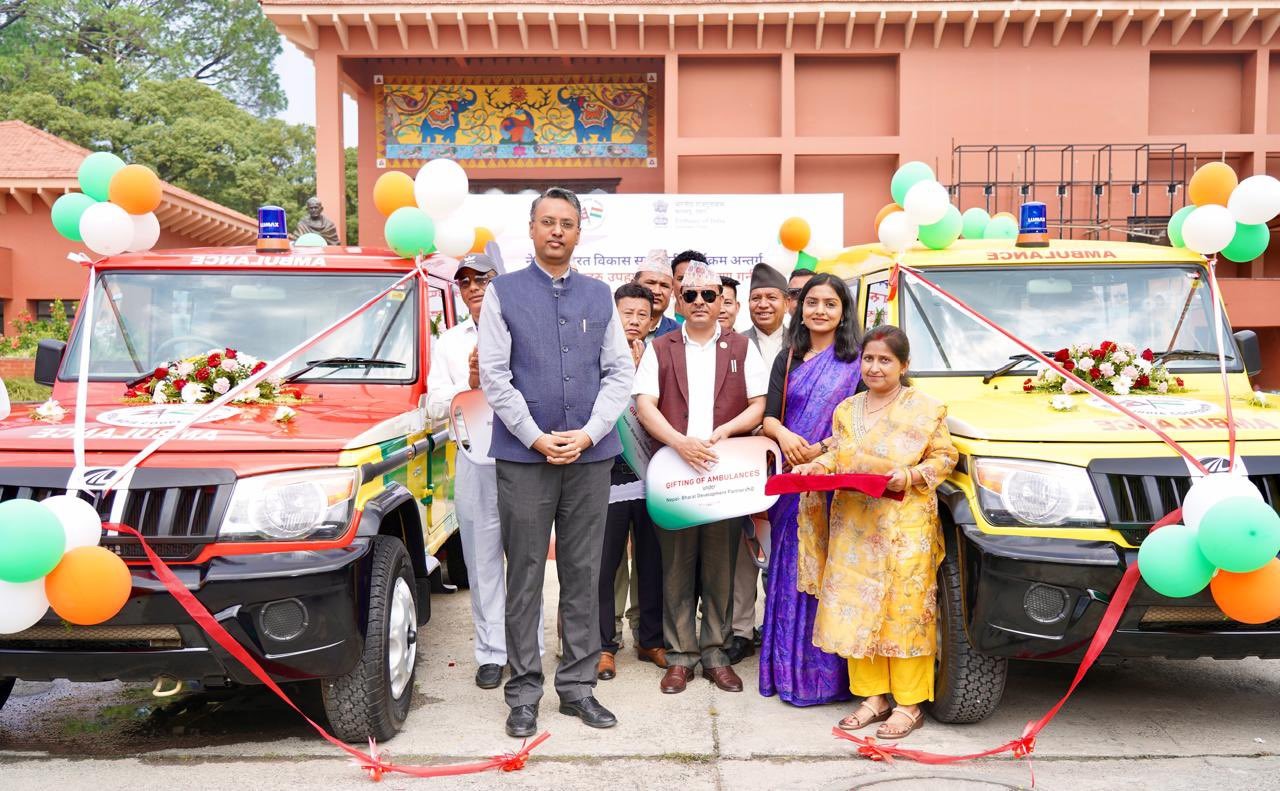 भारत ने Nepal को भेंट की 40 एम्बुलेंस