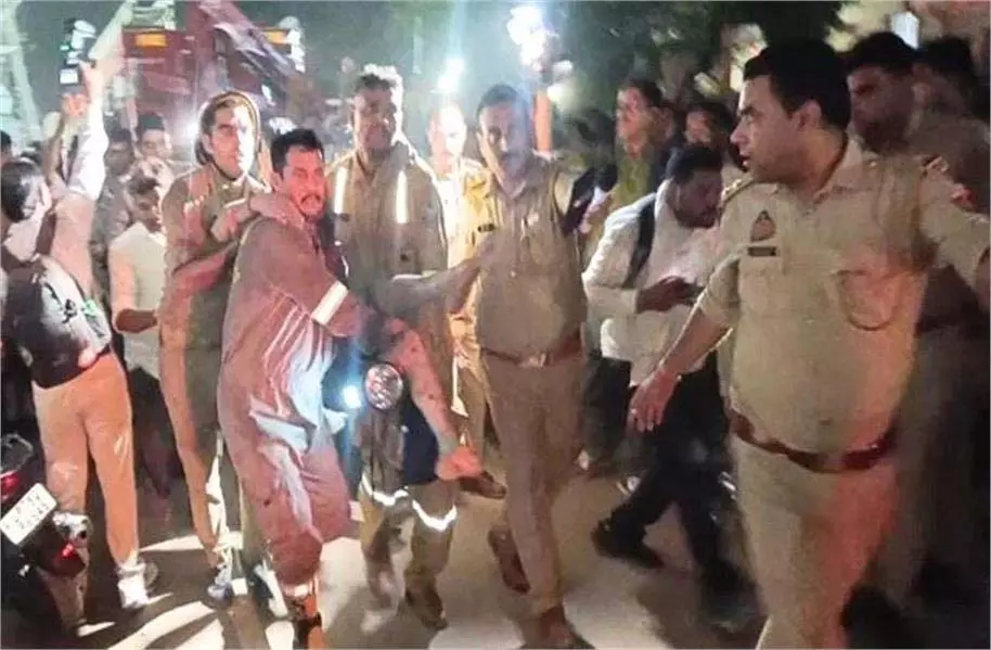 Kanpur: देर रात निर्माणाधीन स्कूल भवन का लिंटर गिरा, मलबे में दबे कई मजदूर Kanpur: देर रात निर्माणाधीन स्कूल भवन का लिंटर गिरा, मलबे में दबे कई मजदूर