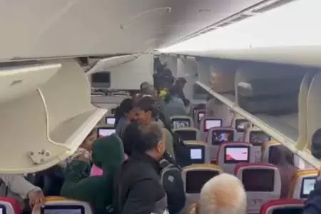 एयर इंडिया की फ्लाइट की कोलकाता में इमरजेंसी लैंडिंग, आई तकनीकी खराबी Video एयर इंडिया की फ्लाइट की कोलकाता में इमरजेंसी लैंडिंग, आई तकनीकी खराबी Video