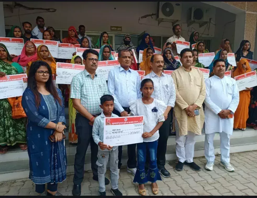 Kannauj: कृषि दुर्घटना में जान गंवाने वालों के परिजनों को मिला आर्थिक संबल Kannauj: कृषि दुर्घटना में जान गंवाने वालों के परिजनों को मिला आर्थिक संबल