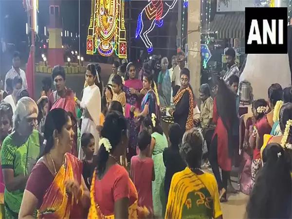 Thoothukudi: श्री भत्रकाली अम्मन मंदिर में पारंपरिक गुम्मी नृत्य करने के लिए बड़ी संख्या में लोग एकत्रित हुए Thoothukudi: श्री भत्रकाली अम्मन मंदिर में पारंपरिक गुम्मी नृत्य करने के लिए बड़ी संख्या में लोग एकत्रित हुए