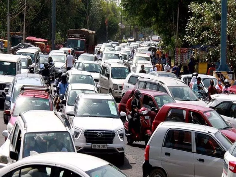 भारत के ऑटो सेक्टर पर कम असर, ईवी और हाइब्रिड पर ज्यादा असर: रिपोर्ट भारत के ऑटो सेक्टर पर कम असर, ईवी और हाइब्रिड पर ज्यादा असर: रिपोर्ट