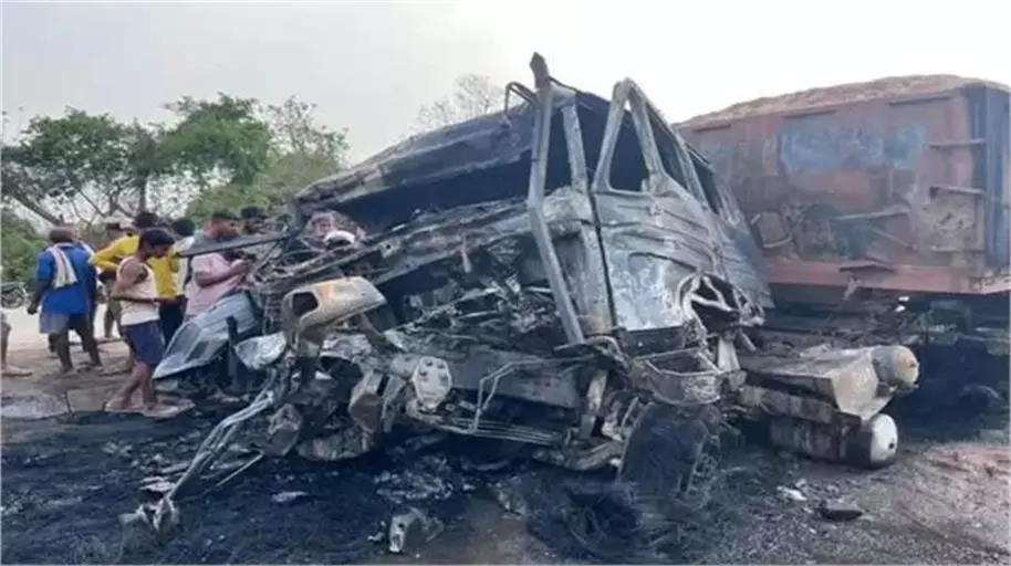 Bihar : ट्रक में लगी आग, जिंदा जला ड्राइवर, नजारा देख सहम गए लोग Bihar : ट्रक में लगी आग, जिंदा जला ड्राइवर, नजारा देख सहम गए लोग
