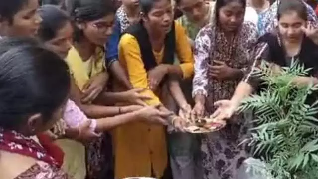 कॉलेज से मंदिर हटाने पर नर्सिंग स्टूडेंट्स ने किया हंगामा कॉलेज से मंदिर हटाने पर नर्सिंग स्टूडेंट्स ने किया हंगामा