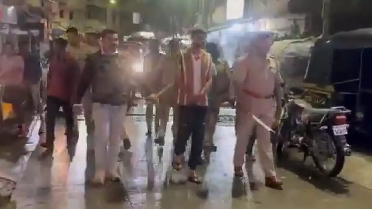 Pune : शराब उधार देने से मना करने पर व्यक्ति ने शराब की दुकान के कर्मचारी पर चाकू से हमला किया Pune : शराब उधार देने से मना करने पर व्यक्ति ने शराब की दुकान के कर्मचारी पर चाकू से हमला किया