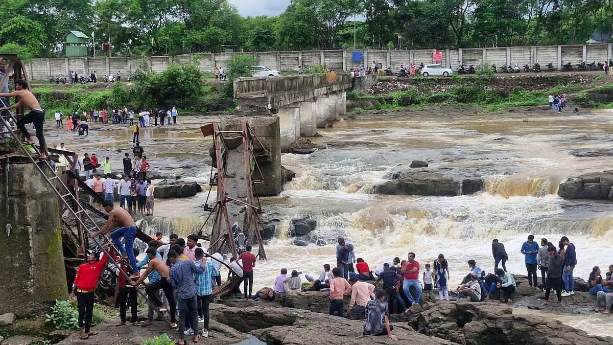 Pune : जिला प्रशासन ने सभी पुलों को ध्वस्त करने का फैसला किया Pune : जिला प्रशासन ने सभी पुलों को ध्वस्त करने का फैसला किया