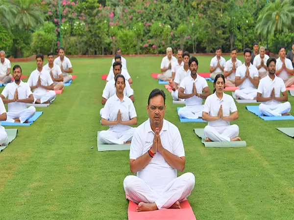 अंतर्राष्ट्रीय योग दिवस से पहले Rajasthan CM के आवास पर योग सत्र आयोजित किया गया अंतर्राष्ट्रीय योग दिवस से पहले Rajasthan CM के आवास पर योग सत्र आयोजित किया गया