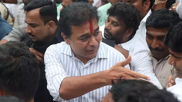 फॉर्मूला ई रेस मामले में BRS नेता KT रामा राव तेलंगाना एसीबी के समक्ष पेश हुए फॉर्मूला ई रेस मामले में BRS नेता KT रामा राव तेलंगाना एसीबी के समक्ष पेश हुए