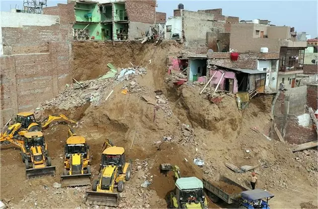 Mathura: टीला धंसने से दो बहनों समेत तीन की मौत Mathura: टीला धंसने से दो बहनों समेत तीन की मौत