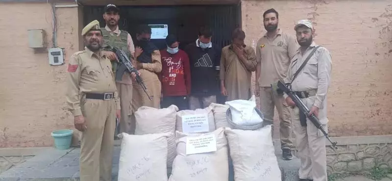 चडूरा बडगाम में गौशाला से प्रतिबंधित सामग्री जब्त: Police चडूरा बडगाम में गौशाला से प्रतिबंधित सामग्री जब्त: Police