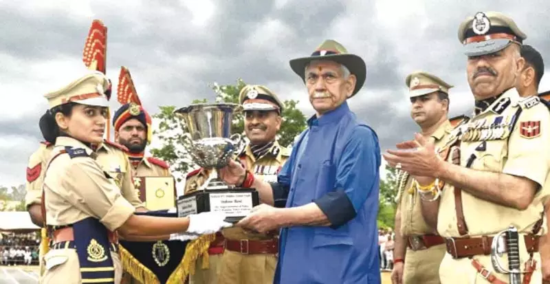 एलजी सिन्हा ने पुलिसिंग को बढ़ावा देने के लिए AI-HUMINT संयोजन का आग्रह किया एलजी सिन्हा ने पुलिसिंग को बढ़ावा देने के लिए AI-HUMINT संयोजन का आग्रह किया
