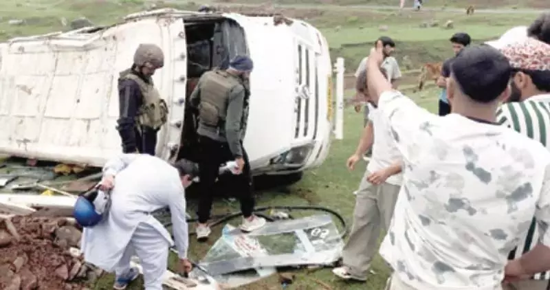 गूल में टेम्पो ट्रैवलर पलटने से 13 घायल गूल में टेम्पो ट्रैवलर पलटने से 13 घायल