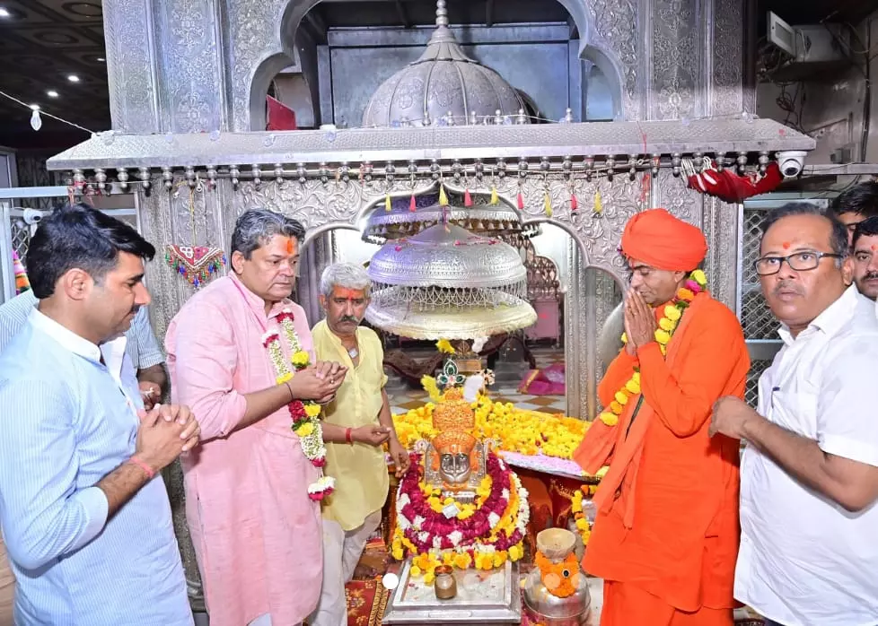 Jaipur: खाद्य एवं नागरिक आपूर्ति व उपभोक्ता मंत्री ने किए बाबा रामदेव की दर्शन की Jaipur: खाद्य एवं नागरिक आपूर्ति व उपभोक्ता मंत्री ने किए बाबा रामदेव की दर्शन की
