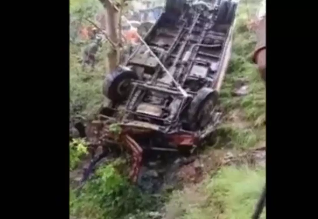 अनियंत्रित बस खाई में गिरी, कई यात्री घायल, कुछ की हालत गंभीर, देखें मंजर अनियंत्रित बस खाई में गिरी, कई यात्री घायल, कुछ की हालत गंभीर, देखें मंजर