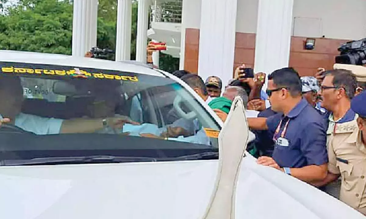 पुलिस की ज्यादती के विरोध में किसानों ने CM की कार रोकी पुलिस की ज्यादती के विरोध में किसानों ने CM की कार रोकी