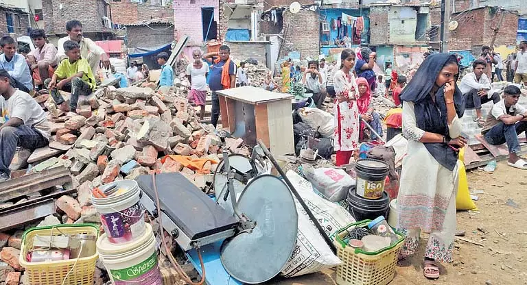 दिल्ली के अशोक विहार और वजीरपुर में ध्वस्तीकरण अभियान में सैकड़ों घर नष्ट दिल्ली के अशोक विहार और वजीरपुर में ध्वस्तीकरण अभियान में सैकड़ों घर नष्ट