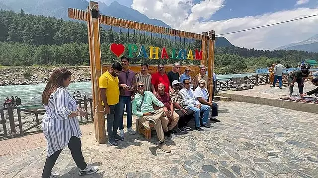 पहलगाम आतंकी हमला: आतंकी हमले के बाद धीरे-धीरे कश्मीर लौट रहे हैं पर्यटक पहलगाम आतंकी हमला: आतंकी हमले के बाद धीरे-धीरे कश्मीर लौट रहे हैं पर्यटक
