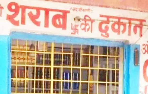 शास्त्री मार्केट शराब दुकान में 5 लाख की चोरी, सुपरवाइजर फरार शास्त्री मार्केट शराब दुकान में 5 लाख की चोरी, सुपरवाइजर फरार