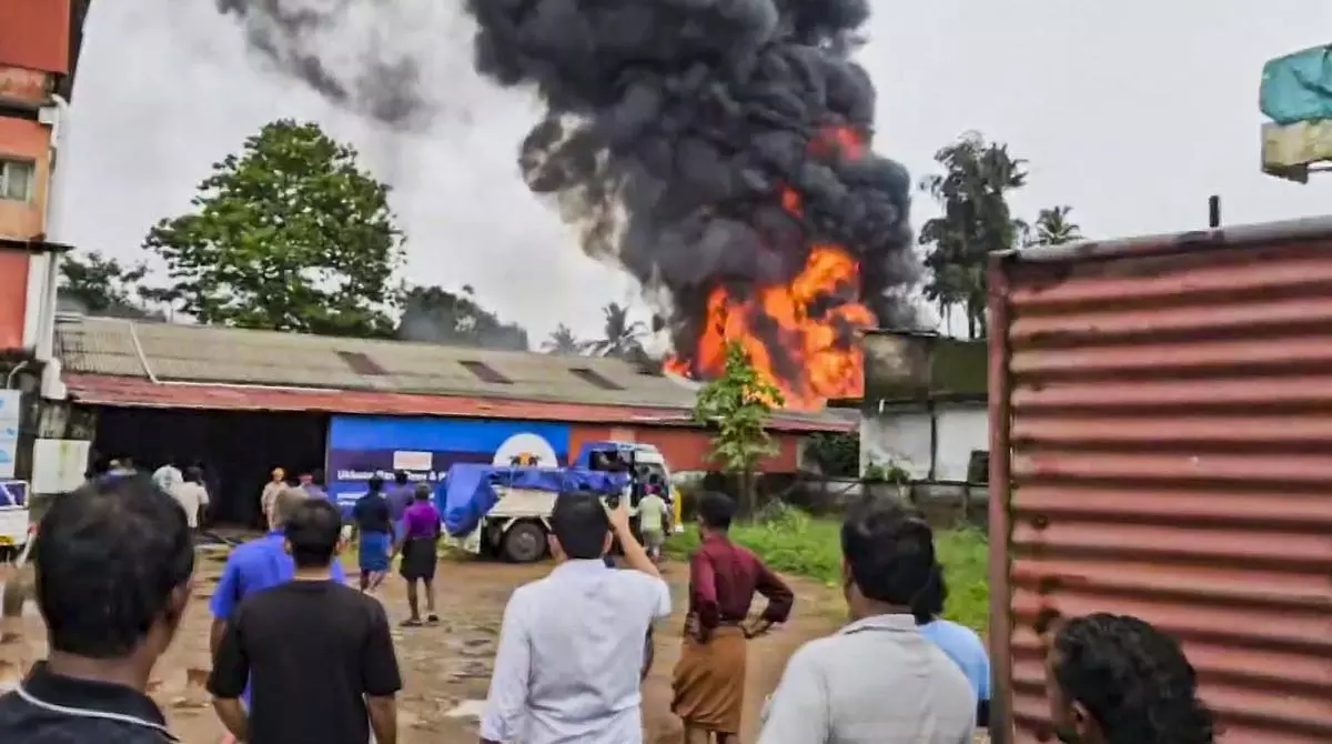 Kerala के चालाकुडी में हार्डवेयर की दुकान में भीषण आग लग गई Kerala के चालाकुडी में हार्डवेयर की दुकान में भीषण आग लग गई