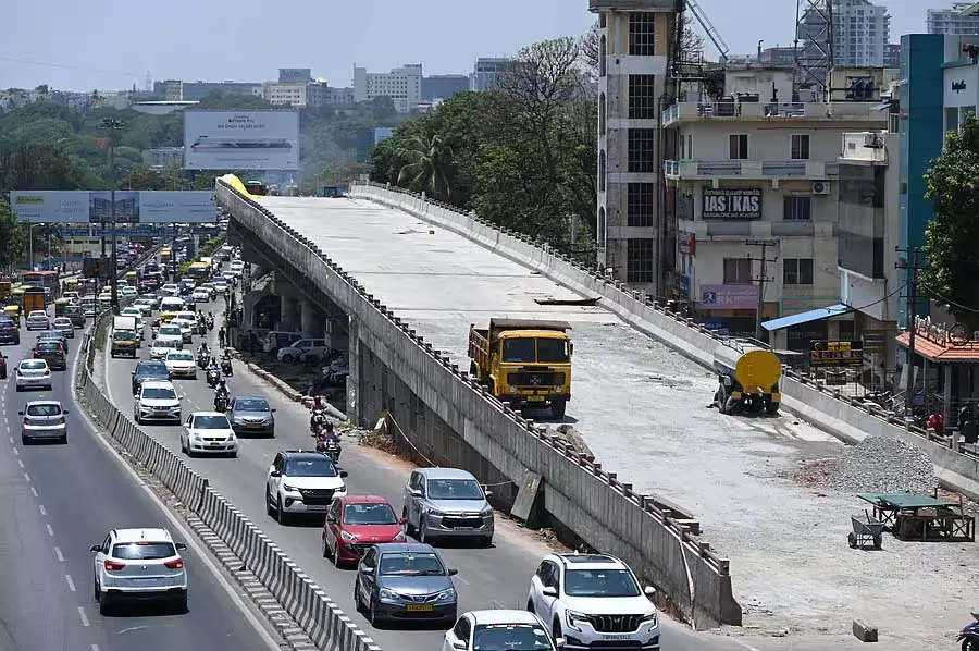 हेब्बल फ्लाईओवर: अधूरा काम, यात्रियों के लिए परेशानी हेब्बल फ्लाईओवर: अधूरा काम, यात्रियों के लिए परेशानी