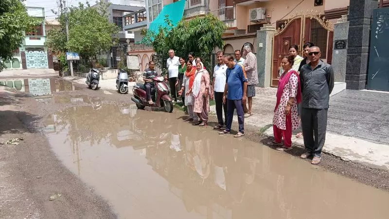 Haryana : भिवानी के सेक्टर 23 में टूटी सड़कें और जलभराव Haryana : भिवानी के सेक्टर 23 में टूटी सड़कें और जलभराव