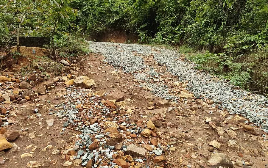 Karwar : शहर में रहने वाले लोगों के लिए एक अभिशप्त सड़क Karwar : शहर में रहने वाले लोगों के लिए एक अभिशप्त सड़क