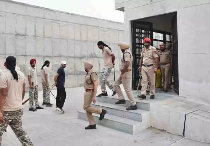 Faridkot जेल के अंदर नशीली दवाएं और मोबाइल फोन फेंके गए Faridkot जेल के अंदर नशीली दवाएं और मोबाइल फोन फेंके गए
