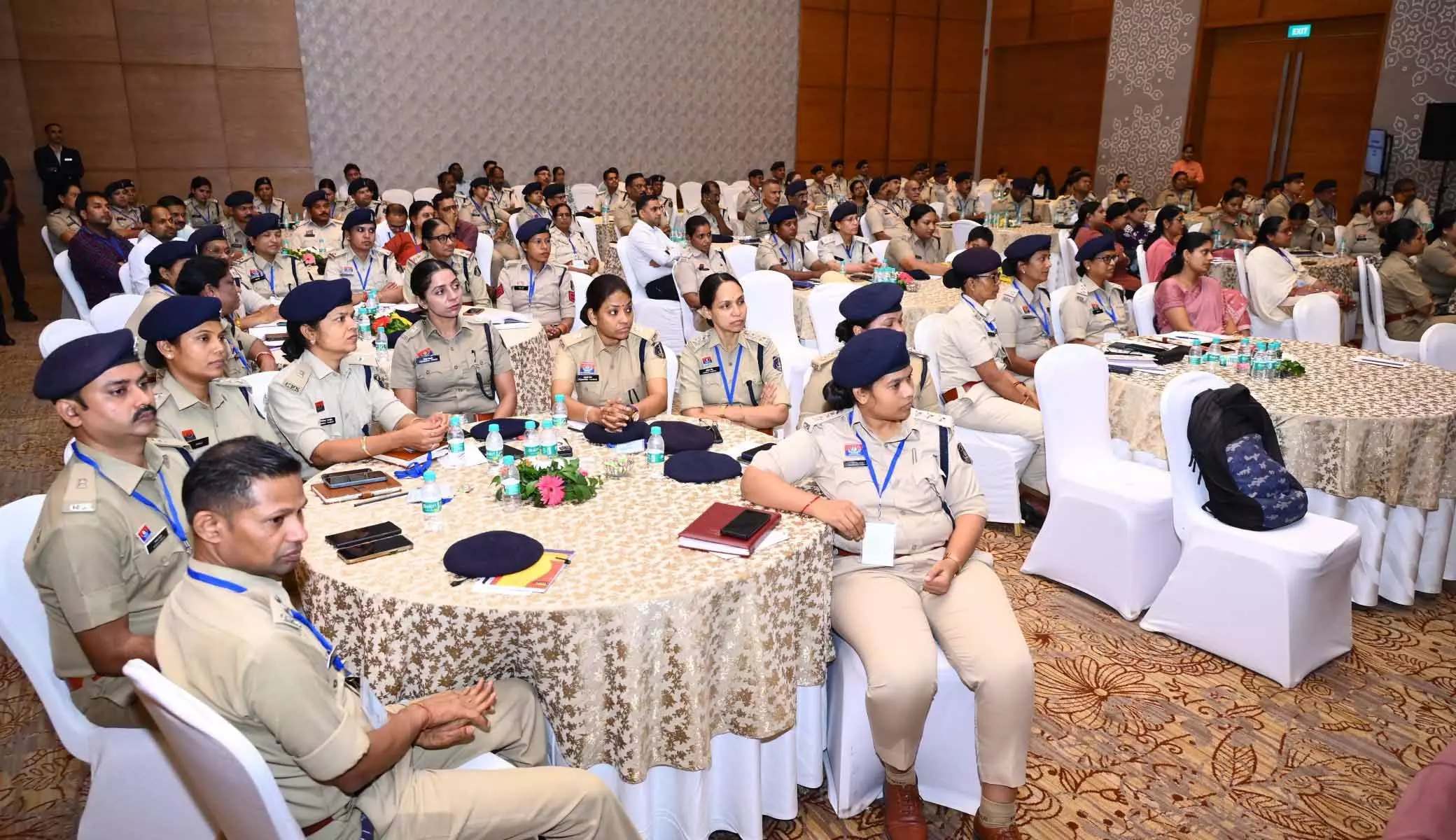 गृहमंत्री विजय शर्मा ने पुलिस कर्मचारियों के साथ किया संवाद गृहमंत्री विजय शर्मा ने पुलिस कर्मचारियों के साथ किया संवाद